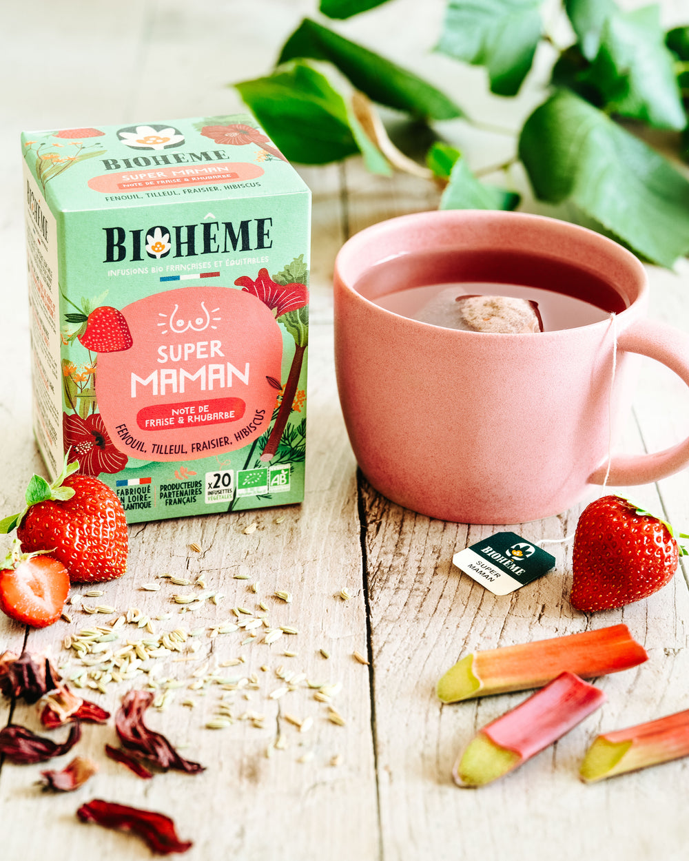 Infusion bio Super Maman Biohême fraise rhubarbe servie dans une tasse avec la boîte